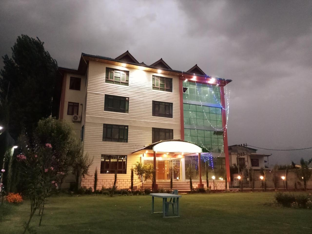 Triden Kashmir Resort Srīnagar Buitenkant foto
